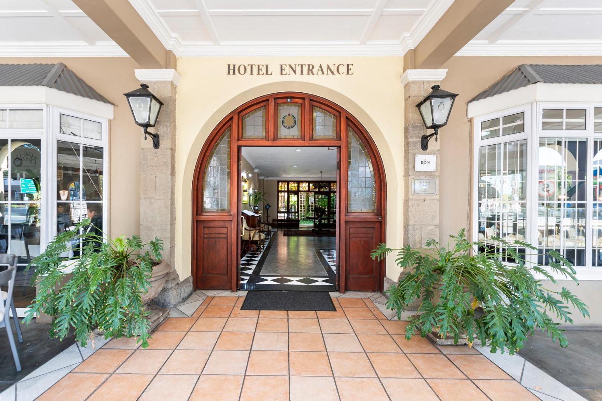 Queen'S Hotel By Bon Hotels Оудсхорн Экстерьер фото